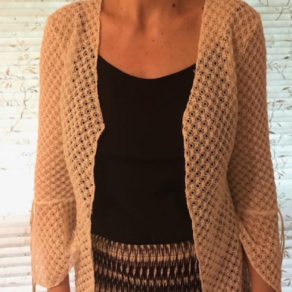 A cream lace bolero top - Picture 2 of 3